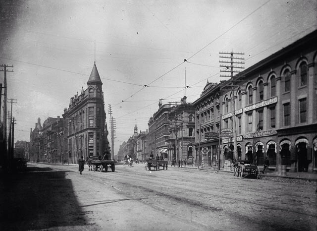 O Flatiron na Front St com a Wellington (1890) - Wikipedia Commons