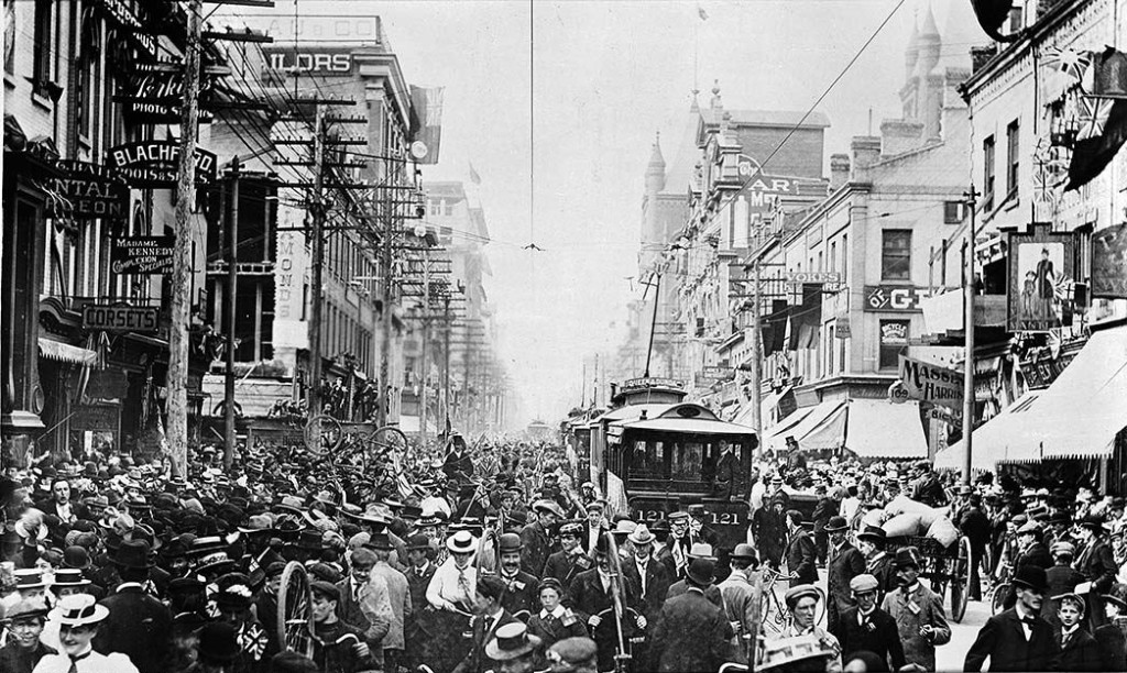Pretoria Day na Yonge St com a Adeladide St (1901) - City of Toronto Archives