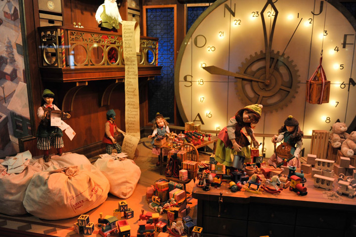 The-Bay-Christmas-windows-Queen-St-Toronto-05